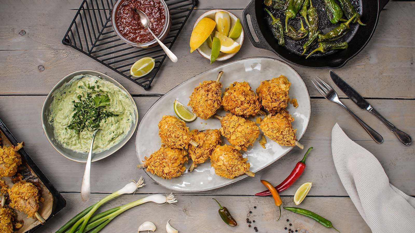 HäHnchen Drumsticks Mit Walnuss Panade Und Tomaten Avocado Mais Salat ...