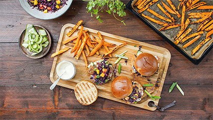 Freiland-Pollo-Fino-Burger mit Mango-Rotkohl-Salsa