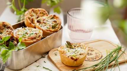 Mini quiche with chicken and green asparagus