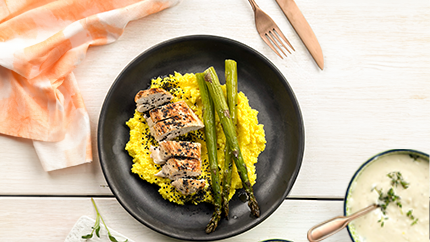 Freiland-Hähnchenbrust mit Spargel auf Polentabett