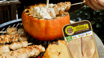 Käsefondue mit scharfen Hähnchenspiessen vom Grill Käsefondue mit scharfen Hähnchenspiessen vom Grill