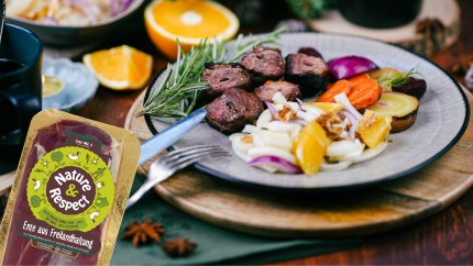 Winterliche Grillspieße mit Ente, Gemüse und Salat